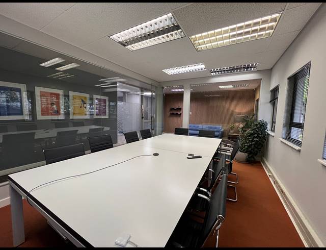 221M² OFFICE TO LET IN HYDE PARK